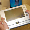 液晶ディスプレイは180度回転。ボタンでの操作時は両手で持つスタイルになる。また、画面の表示方向は自由に設定可能で、縦方向で使うこともできるの画像