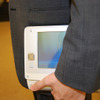 液晶ディスプレイを表にしての手持ちスタイル。バッテリー部分が下に来るため持ったときの安定感があるの画像