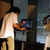 会場でパソコンを操作する報道関係者の画像