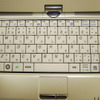 「KOHJINSHA SA」シリーズから一新されたキーボード。ファンクションキーもきちんと揃い、比較的標準的な配列になっている。キーピッチは15.9mm、キーストロークは1.5mmで、パンタグラフ方式。「小型化とタイプしやすさの両立を目指した」という開発担当者の言葉どおり、サイズにさえ慣れてしまえば、ほとんど違和感を感じずにタイプすることができるの画像