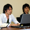 サービス統括部 企画1部 トップページ企画の西田修一氏（左）と安田健志氏（右）の画像