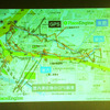 GPSとの精度比較。青い点線が歩行した動線。グレーの実線がGPS、赤の実線がPlaceEngineによる測位。屋内や高いビルのそばで精度の差が大きいの画像