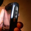 サイドのスクロールボタンを主に使用する。文字入力以外は片手で操作可能の画像