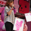 モモちゃんの似顔絵を披露の画像