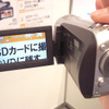 ズームも人差指で簡単操作。コンパクトなボディながら、2.7型30万画素のワイドビュー液晶モニターを搭載の画像