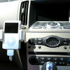 車載時の様子。フレキシブルアームでiPodをしっかりと固定するの画像