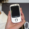 HTC製のHT1100。やや丸みを帯びたフォルムと、タッチパネルを親指1本で操作できる「TouchFLO」が特徴だの画像