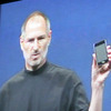 iPod touchを手にもつジョブズ氏の画像