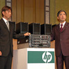 c3000を披露する、同社取締役 副社長執行役員 HPサービス事業統括の石積 尚幸氏（向かって右）とエンタープライズ ストレージ・サーバ統括本部 インダストリー スタンダード サーバ製品本部 本部長の上原 宏氏（向かって左）の画像
