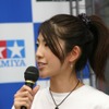 新作発表をするおねえさんの画像