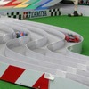コースを激走するマシンの画像