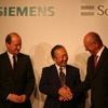 左よりSiemens AG オートメーション＆ドライブグループのノルベルト・ムーラ氏、ソフトバンクモバイル取締役副社長の松本徹三氏、シーメンス社長のペーター・ツァップ氏の画像
