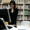 編集部ではHP TouchSmart PCチェックする西子の画像