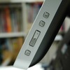 ディスプレイの側面にはボリュームを調節したりするボタンがあります。ちなみにボリュームを調節するときは、画面右上に音量の大きさの数字が出てきますよ。の画像