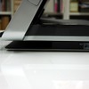 本体後ろにはオプションのプリンター「HP Photosmart A628 Compact Photo Printer」を置くスペースがあります。プリンターも背面のコネクタから給電できるので、こちらもケーブルがごちゃごちゃしなくて済んじゃう設計。下にはキーボードを収納するスペースも。の画像