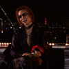 インタビューに答えるYOSHIKIの画像