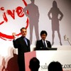 デモデバイスのひとつとして、ステージにあったニンテンドーDSを紹介するハリス氏の画像