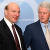 寄付の報告をするクリントン前大統領とスティーブ・バルマーCEOの画像