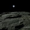 11月7日14時52分（日本時間）撮影。月面の北極付近からの映像で、地球にはアラビア半島、インド洋などが見えるの画像