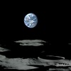 11月7日12時07分（日本時間）撮影。月面の南極付近からの望遠映像。地球の中央左にはオーストラリア大陸、右下にアジア大陸が見えているが、画面の上が地球の南になっているため、オーストラリア大陸の上下が逆になっているの画像