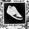 「INFOBAR 2」のカラーリングに合わせたNIKEの人気モデル「DUNK PREMIUM LOW」スペシャルカスタマイズの画像