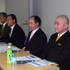 むかって右から、ウィルコム代表取締役の喜久川政樹氏、オープンワイヤレスネットワーク代表取締役の孫正義氏、ワイヤレスブロードバンド企画の代表取締役の田中孝司氏、アッカ・ワイヤレス代表取締役社長の木村正治氏の画像