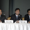 総務省と電波監理審議会に意見書を提出後に開催された記者会見。左から、イー・アクセスの取締役会長の千本倖生氏、ソフトバンクBBの取締役専務執行役員の宮川潤一氏、オープンワイヤレスネットワークの代表取締役社長の深田浩仁氏の画像