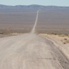 アノ「AREA51」の入り口から2マイル近く離れたところ。この未舗装路の道路を延々走った先には……の画像