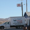 この辺の観光で目指すランドマークのひとつがこの「LITTLE ALEINN」。寂れた地ゆえに駐車（?）は各自ご自由にという趣旨の画像