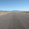 「全米一車の通らないハイウェイ」がこのNV-375「Extraterrestrial Highway」だ。道路の真ん中で記念撮影してもまず問題なしの画像