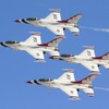 Nellisといえば空軍デモチーム「サンダーバーズ」のベース。11月には派手なデモフライトを見学可能だ。こちらはダイヤモンド編隊飛行で密集度の高さが見ものの画像