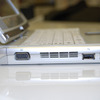 本体左側面。USB2.0×2、ミニD-Sub15ピン、100BASE-TX/10BASE-T対応の有線LANポートを搭載。手前側が薄くなっている従来モデルに対し、SRシリーズは光学ドライブを搭載した関係で本体がフラットになっているの画像