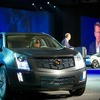燃料電池車PROVOQ。奥に見えるのがVOLTの実車の画像
