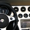 その車内。日本では一般的になってきたハンドルコンソールスイッチとまだあまり一般的でないインパネのマルチディスプレイの画像