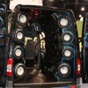 こちらはカーオーディオメーカーのデモカーとしては正しそう。車内もスピーカーがギッシリだの画像