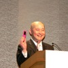 HONEY BEEを紹介する喜久川社長の画像