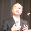 ゲストスピーカーとして挨拶するソフトバンクモバイルの孫正義社長の画像