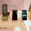 W61SA。3.0インチフルワイド有機ELディスプレイを搭載する。スライドを閉じると画面のみのスタイリッシュなフェイスになるのが特徴の画像