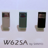 W62SA。音楽や映像コンテンツの音声をFM波で送信してミニコンポやカーオーディオで楽しめるFMトランスミッターや、IPX5、IPX7相当の防水機能を搭載。「カメラでケンサク！ERサーチ」アプリもプリセットされているの画像