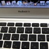 MacBook Airのロゴ。「Air」の文字だけが細いのは薄さのこだわりの表れかの画像