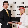 有村智恵選手（右）と日本HP社長の小出 伸一氏の画像