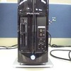 豊富なメディアスロットはじめ、USB、IEEEポート、ヘッドフォンなど端子はフロントに用意されているのでアクセスが容易。使わない時はパネルを閉じておけばいいの画像