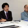 インタビューに答えるau one netグループリーダー・担当部長の辻中伸生氏（左）とau one netグループ・課長補佐の福澤斉史氏（右）の画像