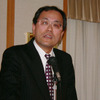 会見中の田中氏の画像