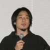 デモンストレーションを行うニワンゴ取締役　西村博之氏の画像