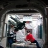 作業を行うクルーの画像