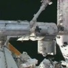 船外カメラから作業するクルーの姿が見えるの画像