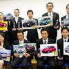 各社代表による受賞式の様子の画像
