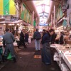 近江町市場。鮮魚を中心に生鮮食品の店が並び、威勢のよい掛け声が飛ぶの画像