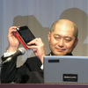 「WILLCOM D4」を紹介する株式会社ウィルコム　代表取締役社長　喜久川政樹氏の画像
